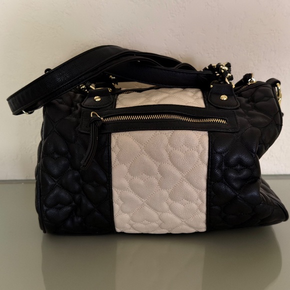 Betsey Johnson Quilted Bow Barrel Bag - Picture 2 of 3